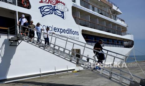 Wisatawan asing turun dari kapal pesiar MS Coral Adventure asal Australia yang berlabuh di Pelabuhan Sukarno Hatta, Makassar, Sulawesi Selatan, Kamis (12/3/2020).