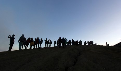 Wisatawan berada di kaldera untuk menikmati panorama kawah Ijen di Banyuwangi, Jawa Timur, Minggu (16/4). 