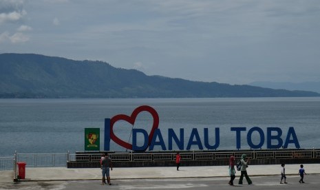 Wisatawan berada di kawasan Pantai Bebas Danau Toba, Parapat, Simalungun, Sumatera Utara (ilustrasi)