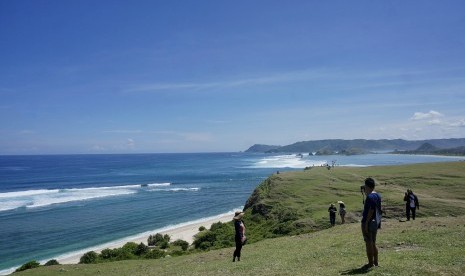 Wisatawan berada di kawasan wisata Bukit Merese, Lombok Tengah, Nusa Tenggara Barat, Kamis (20/4) (ilustrasi). La Maison de l'Indonesie atau Rumah Indonesia akan menggelar acara B2B Table Top Tourismpada 2-3 Maret 2023, sebuah pertemuan pasar wisata, untuk mempromosikan pariwisata Indonesia di Prancis. 