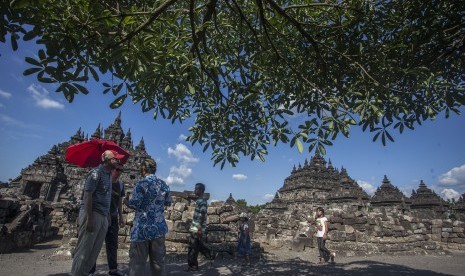 Wisatawan berada di komplek Candi Plaosan, Prambanan, Klaten, Jawa Tengah.