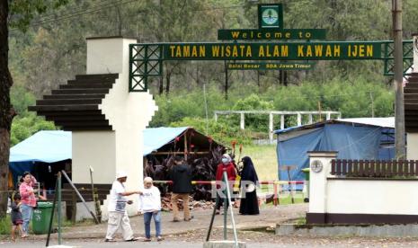 Wisatawan berada di pintu masuk jalur pendakian Gunung Ijen di Paltuding perbatasan Banyuwangi-Bondowoso, Jawa Timur, Kamis (31/12/2020). 