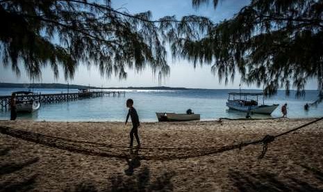 Wisatawan beraktivitas di kawasan Pulau Cilik, Karimunjawa, Jepara, Jawa Tengah.