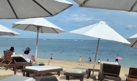 Wisatawan beraktivitas di Pantai Geger, Nusa Dua, Bali, Kamis (2/3).
