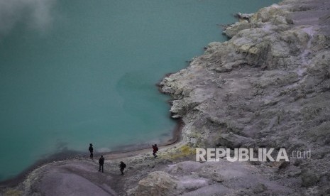 Wisatawan beraktivitas di samping Kawah Ijen, Banyuwangi, Jawa Timur, Kamis (1/8/2019).