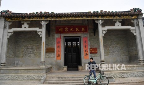 Wisatawan berdiri di depan salah satu bangunan bersejarah milik dari Keluarga Mo yang ada di Desa Huitong, Zhuhai, Guangdong, Cina, Jumat (14/12/2018).