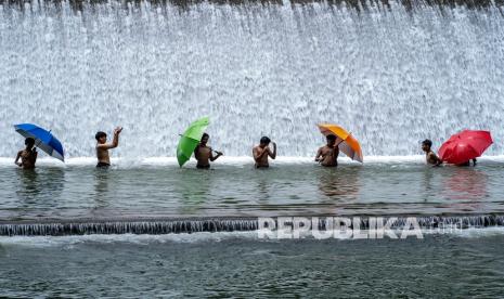 Wisatawan berenang di bendungan matras Hau Eco Lodges Citumang, Desa Bojong, Kecamatan Parigi, Kabupaten Pangandaran, Jawa Barat, Kamis (30/12/2021). Penginapan berkonsep kontainer yang dijadikan kamar tempat beristirahat tersebut menyuguhkan suasana alam dan body rafting di aliran Sungai Citumang. 