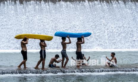 Wisatawan berenang di bendungan matras Hau Eco Lodges Citumang, Desa Bojong, Kecamatan Parigi, Kabupaten Pangandaran, Jawa Barat, Kamis (30/12/2021). Penginapan berkonsep kontainer yang dijadikan kamar tempat beristirahat tersebut menyuguhkan suasana alam dan body rafting di aliran Sungai Citumang.