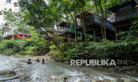 Wisatawan berenang dialiran sungai Citumang, Hau Eco Lodges Citumang, Desa Bojong, Kecamatan Parigi, Kabupaten Pangandaran, Jawa Barat, Kamis (30/12/2021). Penginapan berkonsep kontainer yang dijadikan kamar tempat beristirahat tersebut menyuguhkan suasana alam dan body rafting di aliran Sungai Citumang.