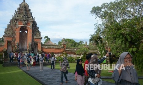 Wisatawan berfoto di Pura Taman Ayun, Kabupaten Badung, Bali, Senin (25/12). 