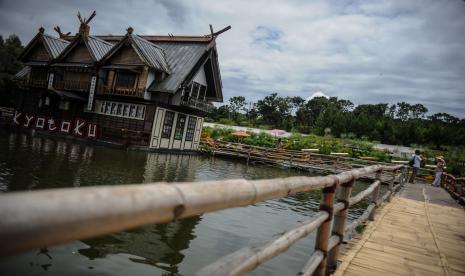 Wisatawan berfoto di salah satu danau buatan di tempat Wisata Floating Market, Lembang, Kabupaten Bandung Barat, Jawa Barat, Sabtu (26/12/2020). Dinas Pariwisata dan Kebudayaan (Disparbud) Jawa Barat mencatat ada 11 daerah yang destinasi wisatanya menjadi favorit wisatawan selama libur panjang natal.