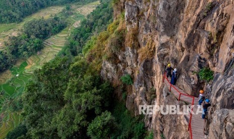 Wisatawan berfoto di wahana Ondo Langit wisata alam Bukit Gumuk Reco, Desa Wisata Sepakung, Banyubiru, Kabupaten Semarang, Jawa Tengah, Ahad (9/6/2019).