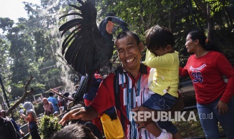 Wisatawan berinteraksi dengan binatang, di area Kebun Binatang Bandung, Kota Bandung. 