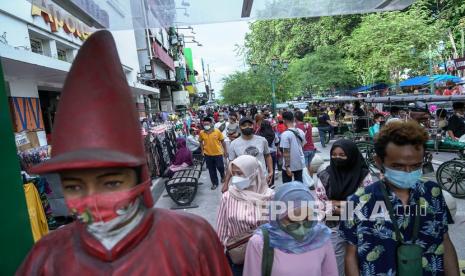 Wisatawan berjalan di kawasan Malioboro, Yogyakarta, Ahad (26/12/2021). Kawasan Malioboro merupakan salah satu destinasi wisata favorit bagi wisatawan saat mengisi waktu libur Natal di Yogyakarta.