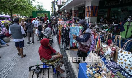 Wisatawan berjalan di kawasan Malioboro, Yogyakarta, Ahad (26/12/2021). Kawasan Malioboro merupakan salah satu destinasi wisata favorit bagi wisatawan saat mengisi waktu libur Natal di Yogyakarta. 