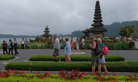 Wisatawan berjalan di sekitar Pura Ulun Danu Beratan, Tabanan, Bali. 