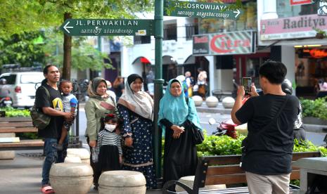 Wisatawan berjalan-jalan di kawasan wisata Malioboro, Yogyakarta. 