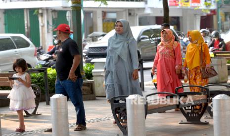 Wisatawan berjalan-jalan tanpa menggunakan masker di kawasan wisata Malioboro, Yogyakarta, Rabu (18/5/2022). Beberapa wisatawan mulai tidak menggunakan masker saat berwisata usai adanya pelonggaran aturan pemakaian masker di tengah Pandemi Covid-19 oleh Presiden Joko Widodo.