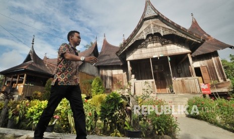 Wisatawan berkunjung ke kawasan kampung adat di Kab. Sijunjung, Sumatera Barat, Kamis (16/2).