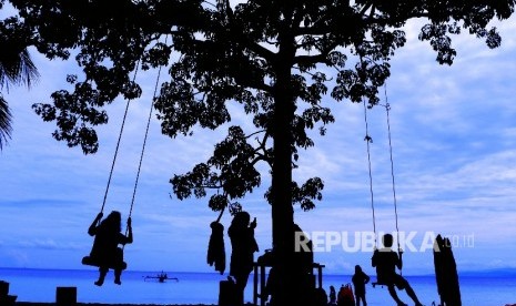 Wisatawan berlibur di Pantai Kaluku, Donggala.