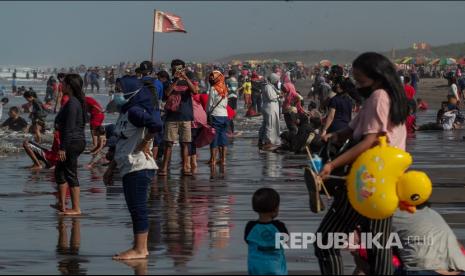 Wisatawan bermain air di Pantai Parangtritis, Bantul, DIY, Aha (16/5/2021). Kawasan Pantai Parangtritis menjadi salah satu destinasi wisata di Bantul yang ramai dikunjungi oleh wisatawan selama masa liburan.