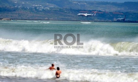 WIsatawan bermain di Pantai Kuta, Bali, Senin (31/8). Para pelaku bisnis pariwisata di Bali berharap melemahnya nilai tukar rupiah terhadap dolar AS tidak membuat para pelaku usaha merugi. 