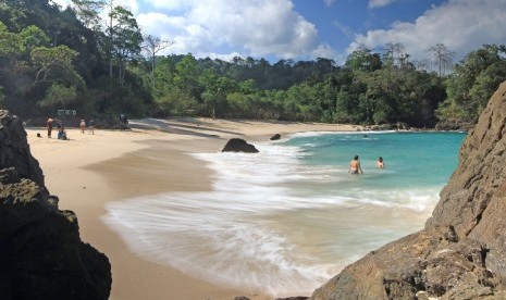 Wisatawan bermain di Pantai Teluk Hijau di Banyuwangi, Jawa Timur, Selasa (18/6/2019). 