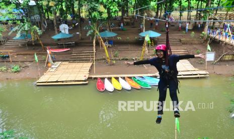 Wisatawan bermain flying fox di Desa Wisata Tanjungrejo, Kudus. Ada 12 desa wisata di Kudus yang mendapat dana bantuan sektor wisata.