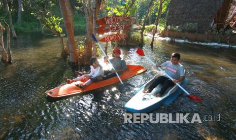 Wisatawan bermain kano di Rowo Cacalan, Kabupaten Banyuwangi, Jawa Timur.