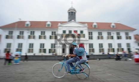 Wisatawan bermain sepeda di Kawasan Kota Tua, Jakarta Barat, Rabu (1/4). ( Republika/Raisan Al Farisi)