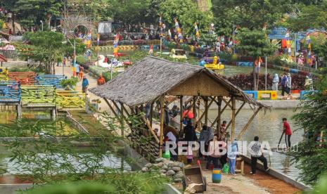 Wisatawan bermain wahana air di Taman Herbal Insani, Depok, Jawa Barat, Ahad (16/5/2021). Pemerintah Kota Depok memperbolehkan tempat wisata buka saat libur Lebaran dengan syarat membatasi jumlah pengunjung sebanyak 30 persen dengan tetap menerapkan protokol kesehatan. 