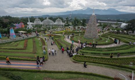 Wisatawan berswa foto bersama keluarganya di Wisata Taman Bunga New Celosia, Bandungan, Kabupaten Semarang, Jawa Tengah. 