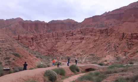 Wisatawan berswafoto di area objek wisata bukit warna-warni Taman Bumi Nasional Ashgang di Kabupaten Guide, Provinsi Qinghai, China. Pameran Pariwisata Intenasional China (CITM) kembali digelar setelah setahun lebih mandek akibat pandemi Covid-19.  