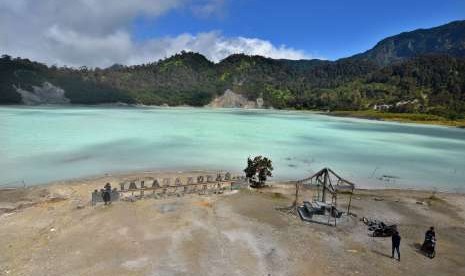 Wisatawan berswafoto di Kawah Talaga Bodas Desa Sukamenak, Kabupaten Garut, Jawa Barat, Selasa (4/9). 