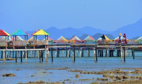 Wisatawan berswafoto di lokasi wisata terapung Pantai Lhokseudu, Kabupaten Aceh Besar, Aceh, Rabu (13/2/2019).