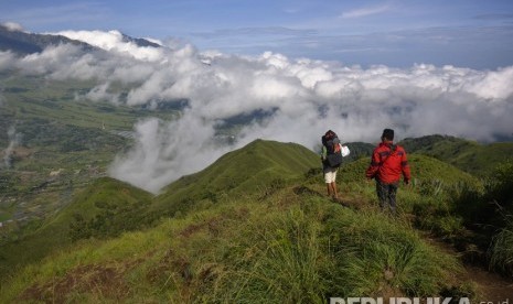 Wisatawan di Bukit Pergasingan, Sembalun, Lombok.  (Republika/ Wihdan Hidayat)