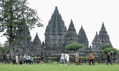 Wisatawan di destinasi Taman Wisata Candi Prambanan pada libur Lebaran 2024.