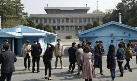 Wisatawan di Korea Utara (Korut) berfoto.