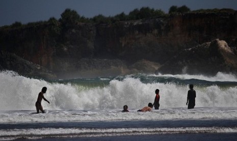 Wisatawan di Pantai Baron