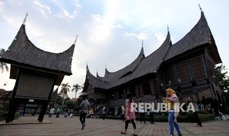  Wisatawan Domestik berekreasi di Anjungan Provinsi Sumatera Barat Taman MIni Indonesia Indah (TMII), Jakarta, Selasa (1/8).