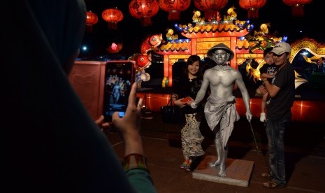 Wisatawan domestik mengunjungi Festival Lampion di Stadion Bumi Sriwijaya, Palembang, Sumsel, Selasa (19/5) malam. 