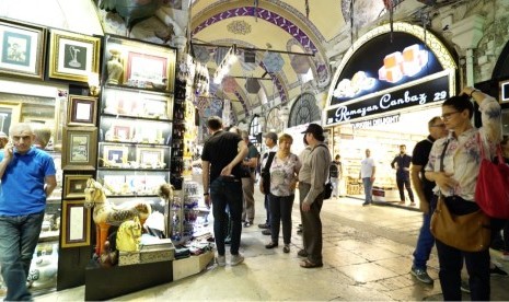 Dampak Corona, Permintaan Wisata Travel Ini Anjlok 90 Persen. Wisatawan Indonesia menyambangi Grand Bazaar di Istanbul, Turki. 