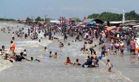 Wisatawan lokal memadati pantai wisata Glayem, Indramayu, Jawa Barat,