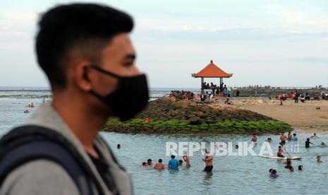 Wisatawan lokal menikmati suasana saat liburan di Pantai Sanur, Denpasar, Bali, Senin (15/3/2021). Tiga wilayah di Pulau Dewata telah ditetapkan oleh Menteri Kesehatan Budi Gunadi Sadikin beserta Menteri Pariwisata dan Ekonomi Kreatif Sandiaga Salahuddin Uno sebagai zona hijau bebas COVID-19 untuk pelaksanaan program Free Covid Corridor (FCC) yaitu Ubud di Kabupaten Gianyar, Indonesia Tourism Development Corporation (ITDC) Nusa Dua di Kabupaten Badung, dan Sanur di Kota Denpasar. 