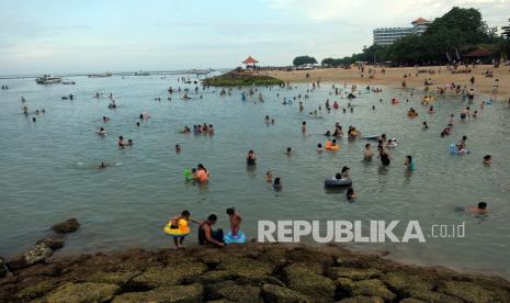 Wisatawan lokal menikmati suasana saat liburan di Pantai Sanur, Denpasar, Bali, Senin (15/3). Juru Bicara Pemerintah untuk Penanganan Covid-19 Wiku Adisasmito menjelaskan, vaksinasi merupakan upaya pemerintah mempercepat pembentukan kekebalan kelompok di tengah masyarakat Bali. 