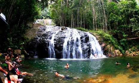 Wisatawan lokal sedang mandi dikolam dari air terjun Resun di Daik, Kabupaten Lingga, Kepulauan Riau.