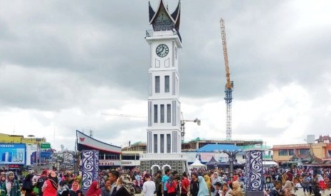 Kawasan Jam Gadang, Bukittinggi, Sumatra Barat. Rombongan turis asal Kunming, China, akan keliling Sumatra Barat, termasuk ke Jam Gadang dan Istana Basa Pagaruyung.