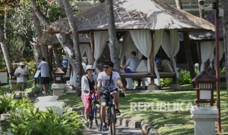  Wisatawan mancanegara beraktifitas di salah satu hotel berbintang di kawasan Nusa Dua,Bali, Jumat (25/8). 