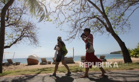  Wisatawan mancanegara beraktifitas di salah satu hotel berbintang di kawasan Nusa Dua,Bali, Jumat (25/8). 