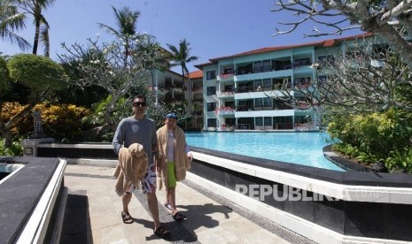  Wisatawan mancanegara beraktifitas di salah satu hotel berbintang di kawasan Nusa Dua,Bali, Jumat (25/8).